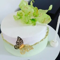 کیک خامه ای  دخترونه با دیزاین گل ویفر پیپر 
