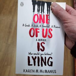 کتاب one of us is lying کتاب یکی از ما دروغ میگوید . به زبان انگلیسی.