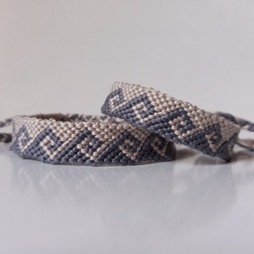 ست دستبند و پابند دستبافت طرح موانا ( طوسی و شیری ) محصول دستساز تیم گوزن آبی