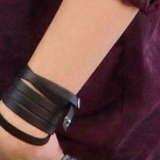 دستبند چرمی مشکی شش دور طرح لانگ همراه با دکمه محصول گوزن آبی