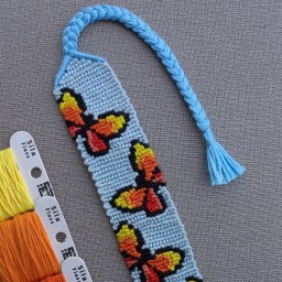 دستبند دستبافت طرح پروانه (پس زمینه سفید) محصول کاملا دستساز تیم گوزن آبی