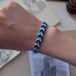 دستبند دوستی طرح یوگی ( دستبند هفتی هشتی ) (دستبند جناقی) ( آبی سرمه‌ای سفید) محصول کاملا دستساز تیم گوزن آبی