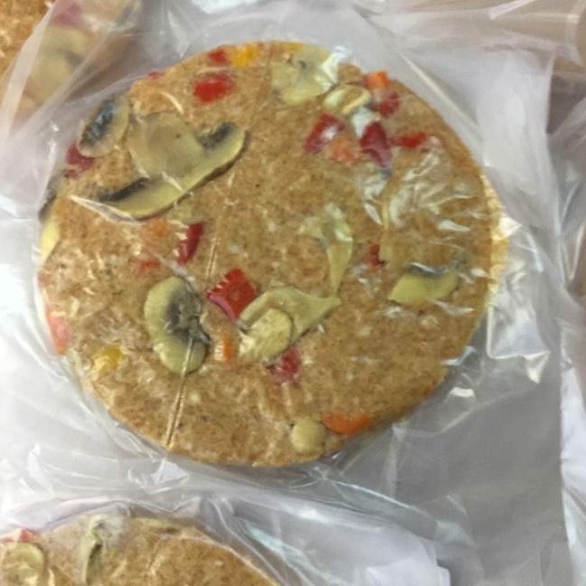 همبرگر خانگی گوشت گوسفند و مرغ و سبزیجات