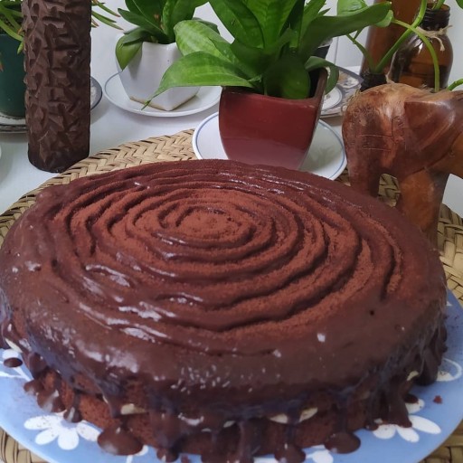 کیک کاکائویی با سس شکلات و فیلینگ موز