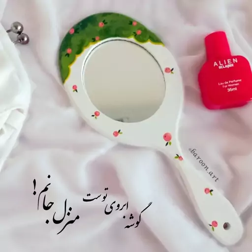 آینه دستی چوبی  دختر پرتقالی دو رو نقاشی ضدآب و ضدخش با رنگ آمیزی همیشه تمیز و ماندگار