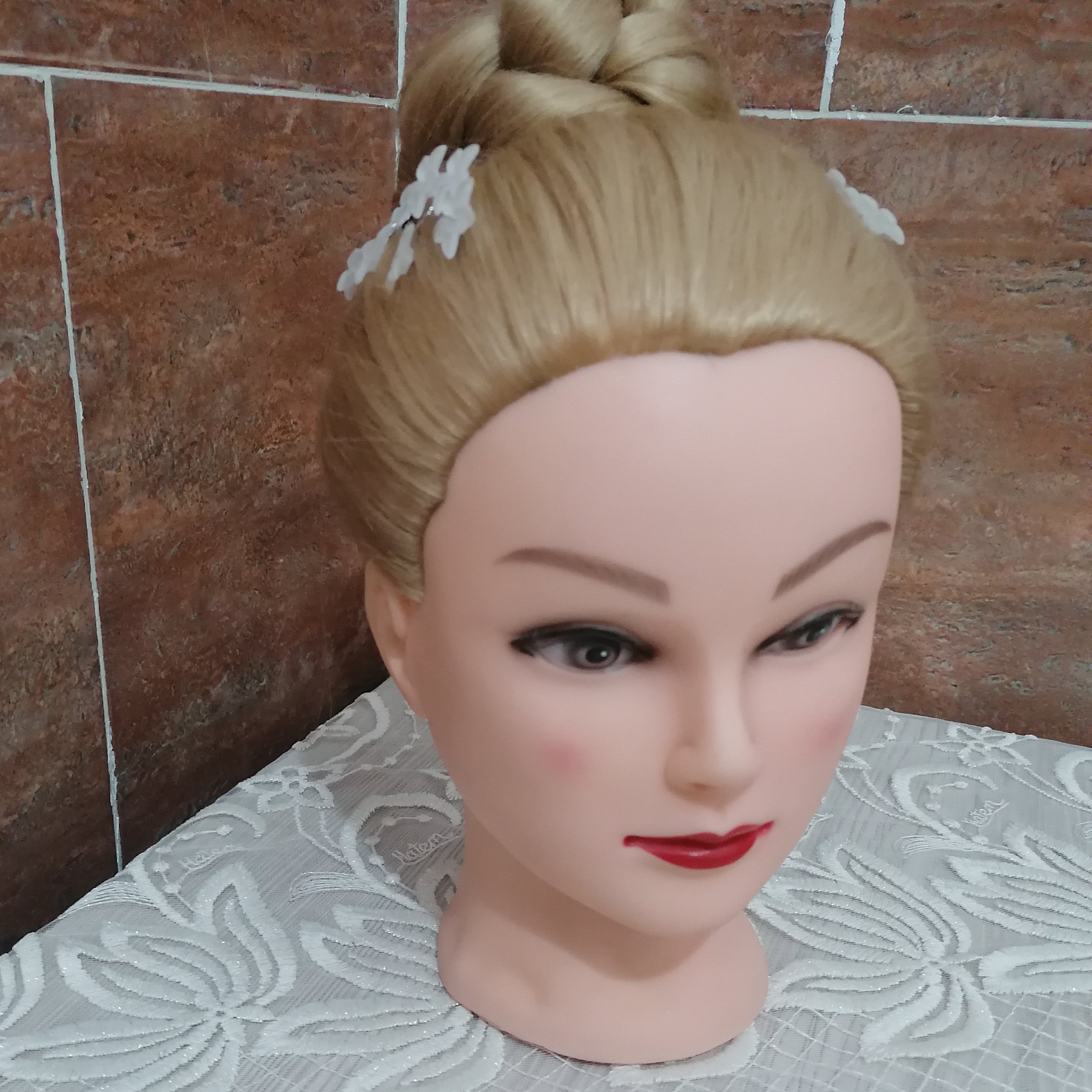 سنجاق مو مدل شکوفه نگین در وسط گلا قرار میگیره. دو طرفه