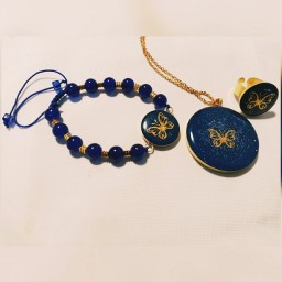 گردنبند و دستبند و انگشتر رزینی با نماد پروانه طلایی 