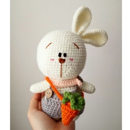 عروسک بافتنی دست باف طرح مینی بانی خرگوش کوچولو رنگ شیری سفیرباف