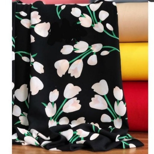 پارچه برای دوخت ست روسری و ساق دست زمینه مشکی با گل‌های سفید طرح لاله
