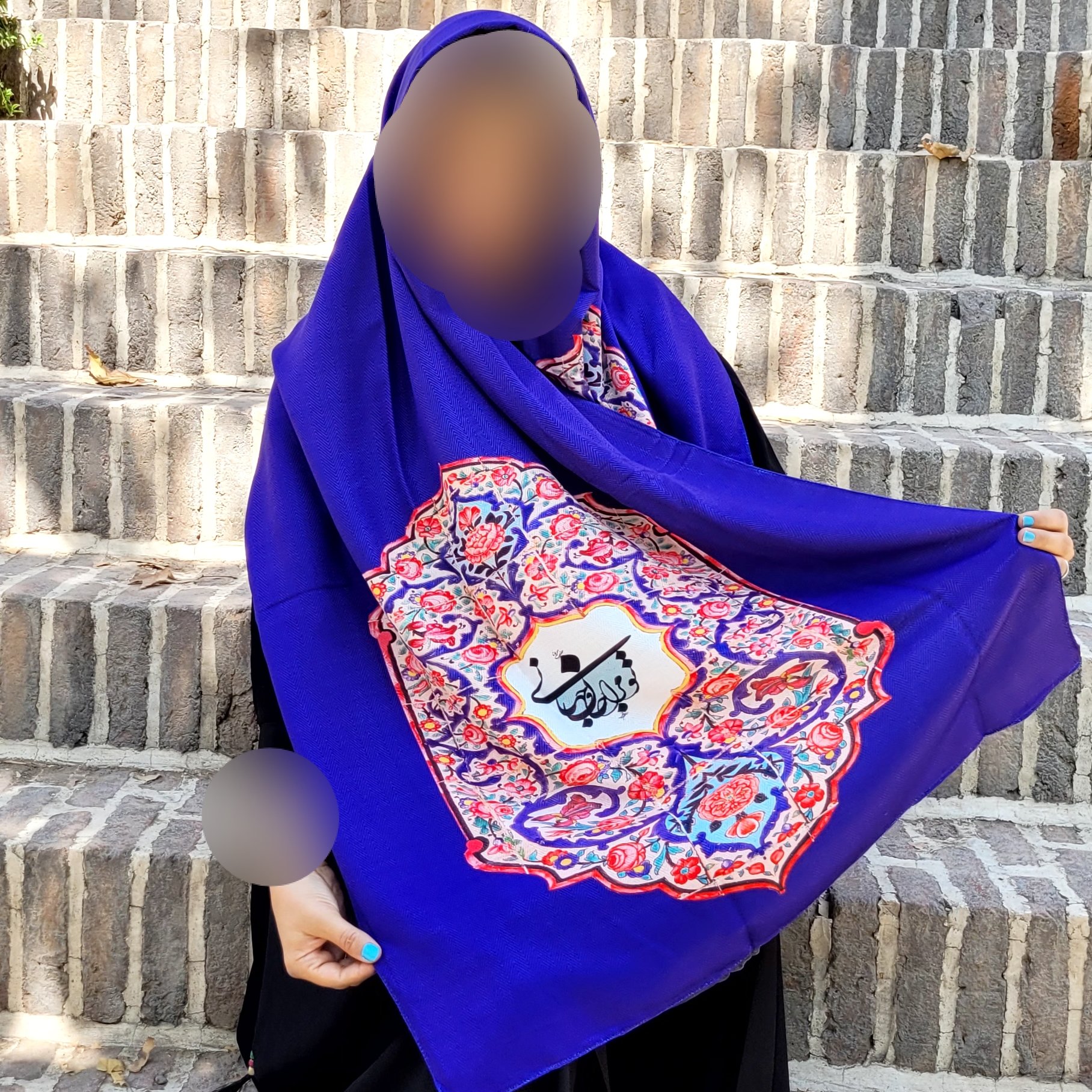شال سنتی  ابریشمی ، با الهام از کاشیکاری مسجد نصیرالملک،باپارچه ی نخ ابریشم بدون چروک و لیز خوردن از سر ،زنانه و دخترانه