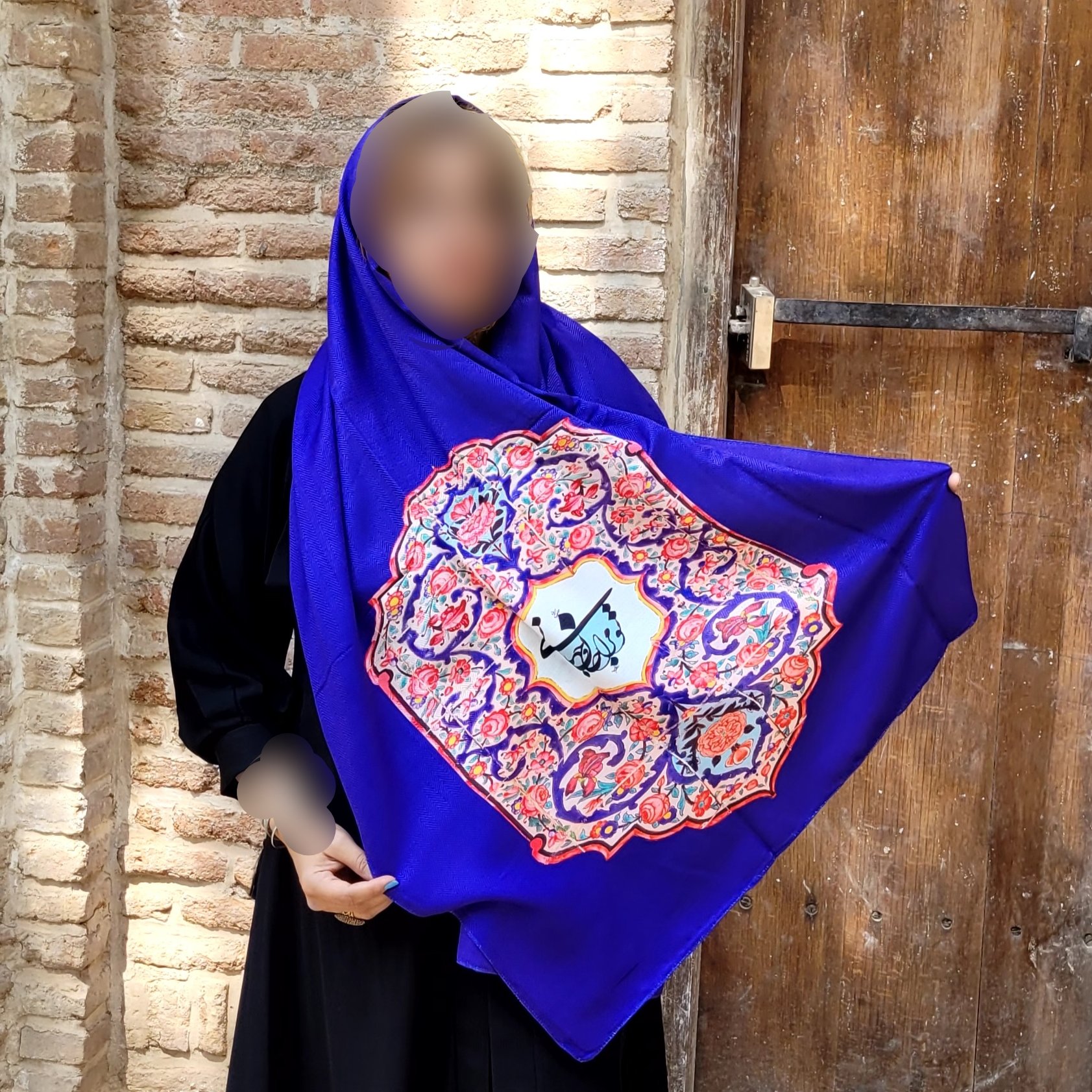 شال سنتی  ابریشمی ، با الهام از کاشیکاری مسجد نصیرالملک،باپارچه ی نخ ابریشم بدون چروک و لیز خوردن از سر ،زنانه و دخترانه