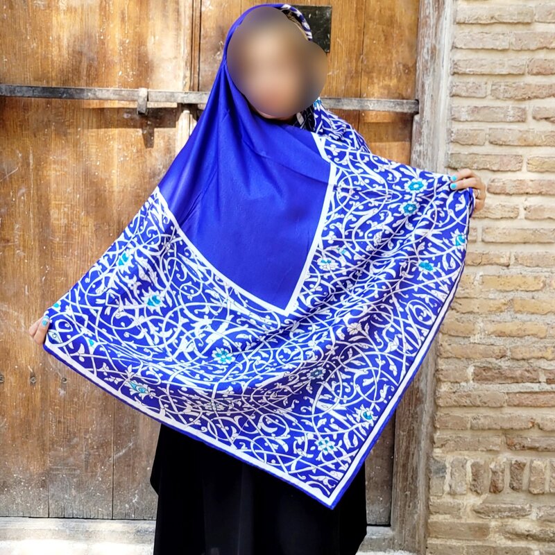 روسری با طرح کاشیکاری ایرانی  یه کار خاص و دلبر که طراحی و تولید گالری ماهور 