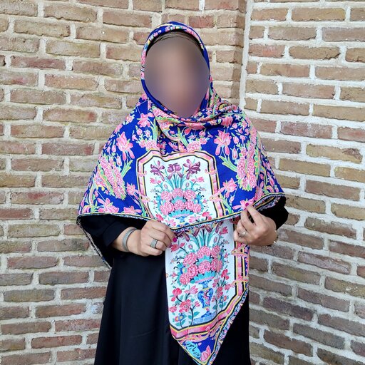 روسری خاص و تک با طرحی الهام گرفته از کاشیکاری مسجد نصیرالملک شیراز  