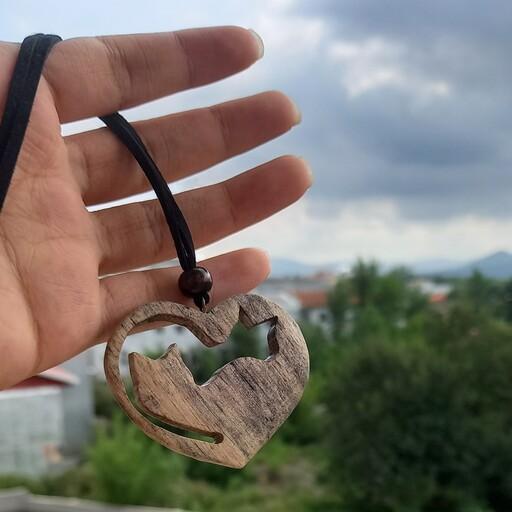 گردنبند چوبی طرح گربه و قلب ساخته شده از چوب گردو 