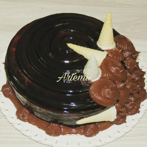کیک خامه ای شکلاتی با روکش ژله ای وتزیین گاناش