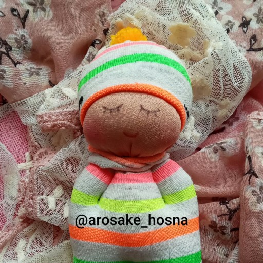 عروسک جوارابی نوزاد دختر خواب آلود با طرح و لباس رنگارنگ
