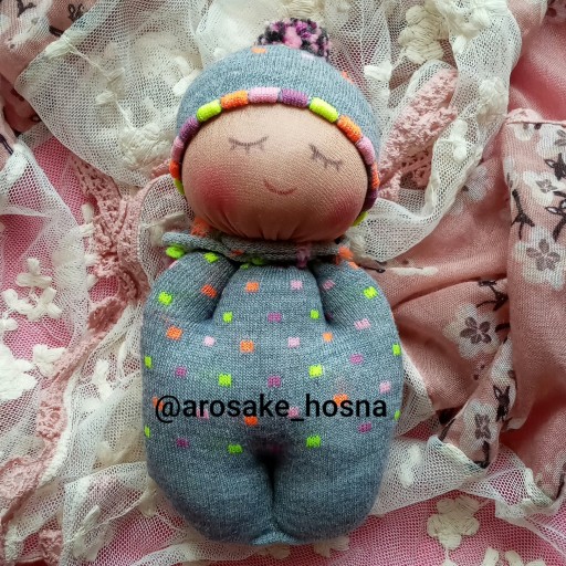 عروسک جورابی نوزاد خواب آلود با طرح و لباس رنگارنگ
