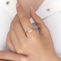 انگشتر زنانه نگیندار طرح جواهر  مثلثی(جنس:ژوپینگ_ضدحساسیت)