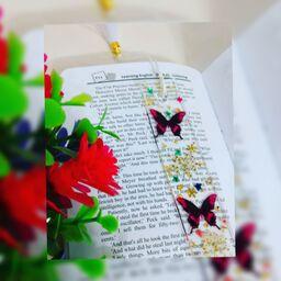 بوکمارک رزینی با طرح پروانه سرخ و گل شوکران 
