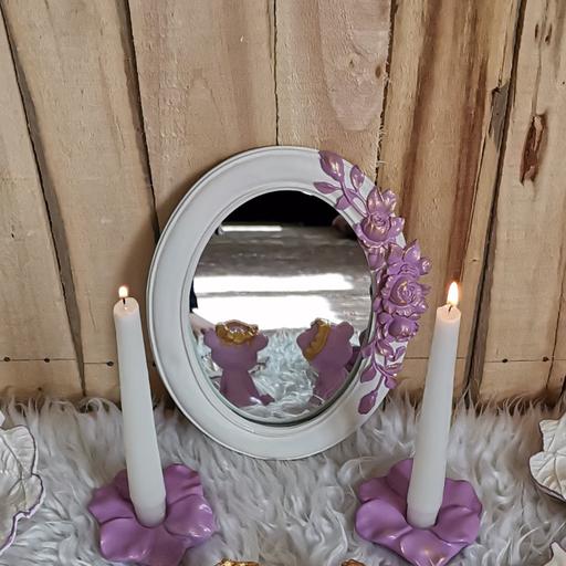 آینه و قاب آینه به همراه یک جفت جاشمعی بارنگ بنفش و سفید