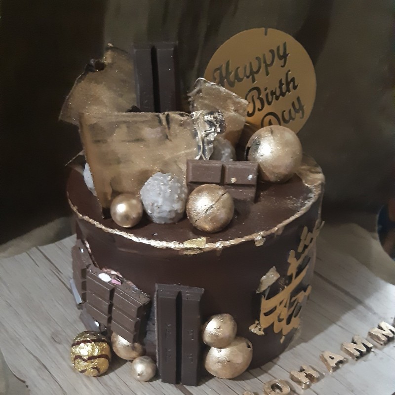 کیک تولد شکلاتی با تزیین شکلات