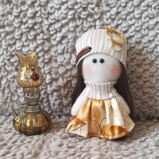 عروسک نلی دستسازآویز طلایی با کلاه و شال دورگردن ست 15سانتی