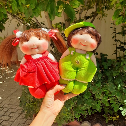 عروسک دست دوز دوقلوهای دختر لباس قرمز و پسر پسته ای موهای خرمایی