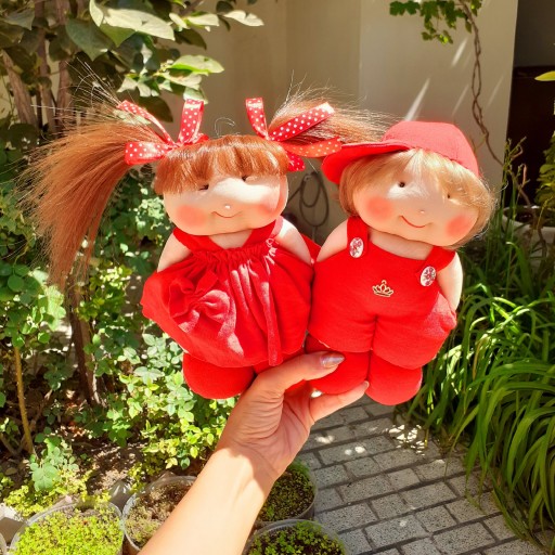 عروسک دست دوز دوقلوهای لباس قرمز