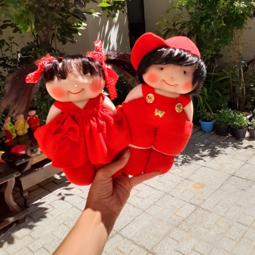 عروسک دست دوز دختر پسر دوقلو لباس قرمز با موی مشکی
