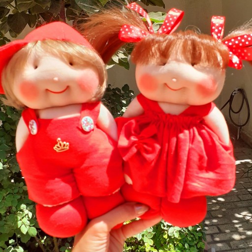 عروسک دست دوز دوقلوهای لباس قرمز