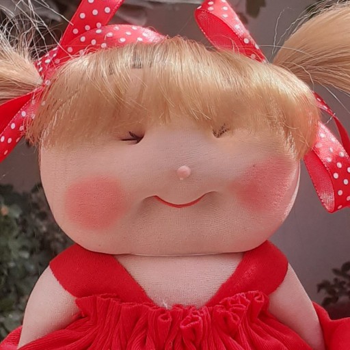 عروسک دست دوز دوقلوهای لباس قرمز با موی روشن