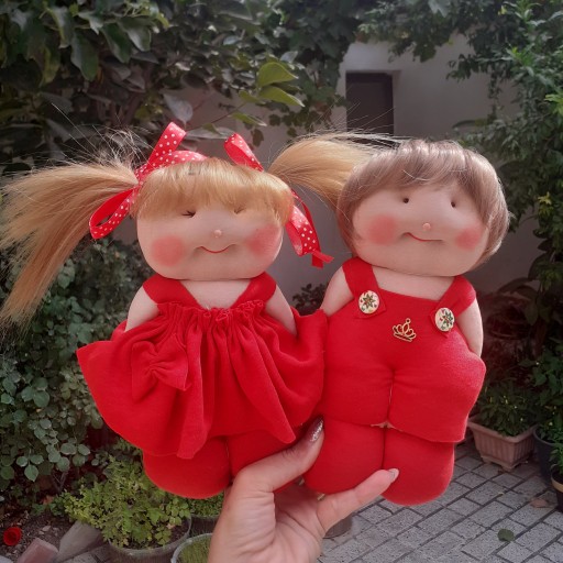 عروسک دست دوز دوقلوهای لباس قرمز با موی روشن