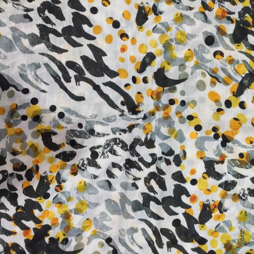 از سری روسری های نخی دوردوخت با رنگ زمینه سفید و نقش و نگار زرد و مشکی جذاب

 ترکیبی از هنر و مد ، دور دوخت و  ترکیبی