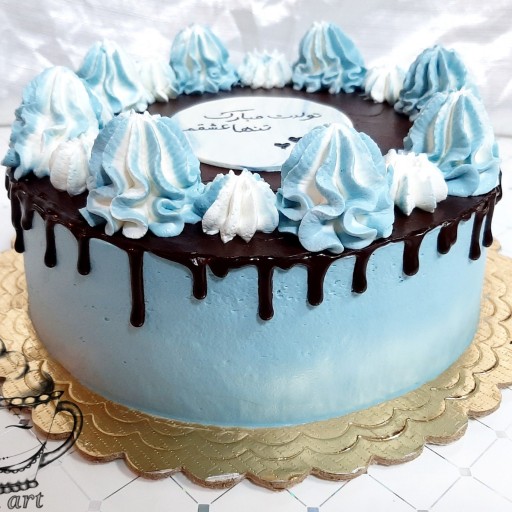 کیک تولد آبی مردانه طعم وانیلی با فیلینگ موز و گردو