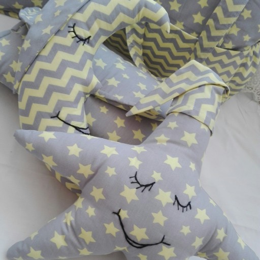 عروسک ماه و ستاره کنار تخت خواب نوزاد ،رنگ مورد نظر خود را در گفتگوی با سلام بفر