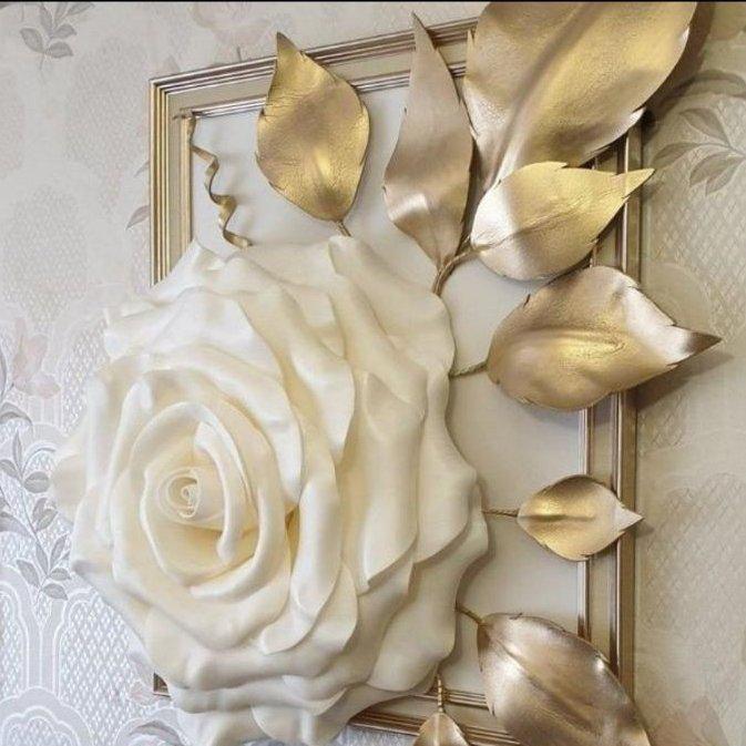 تابلوی برجسته گل سفید و برگ های طلایی