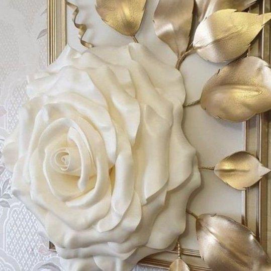 تابلوی برجسته گل سفید و برگ های طلایی