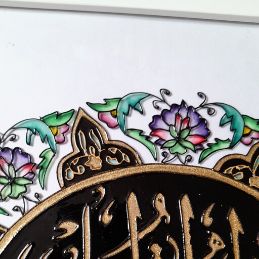تابلوی ویترای طرح الا بذکر الله ایه قرآنی  زمینه مشکی با حاشیه دایره طرح سنتی