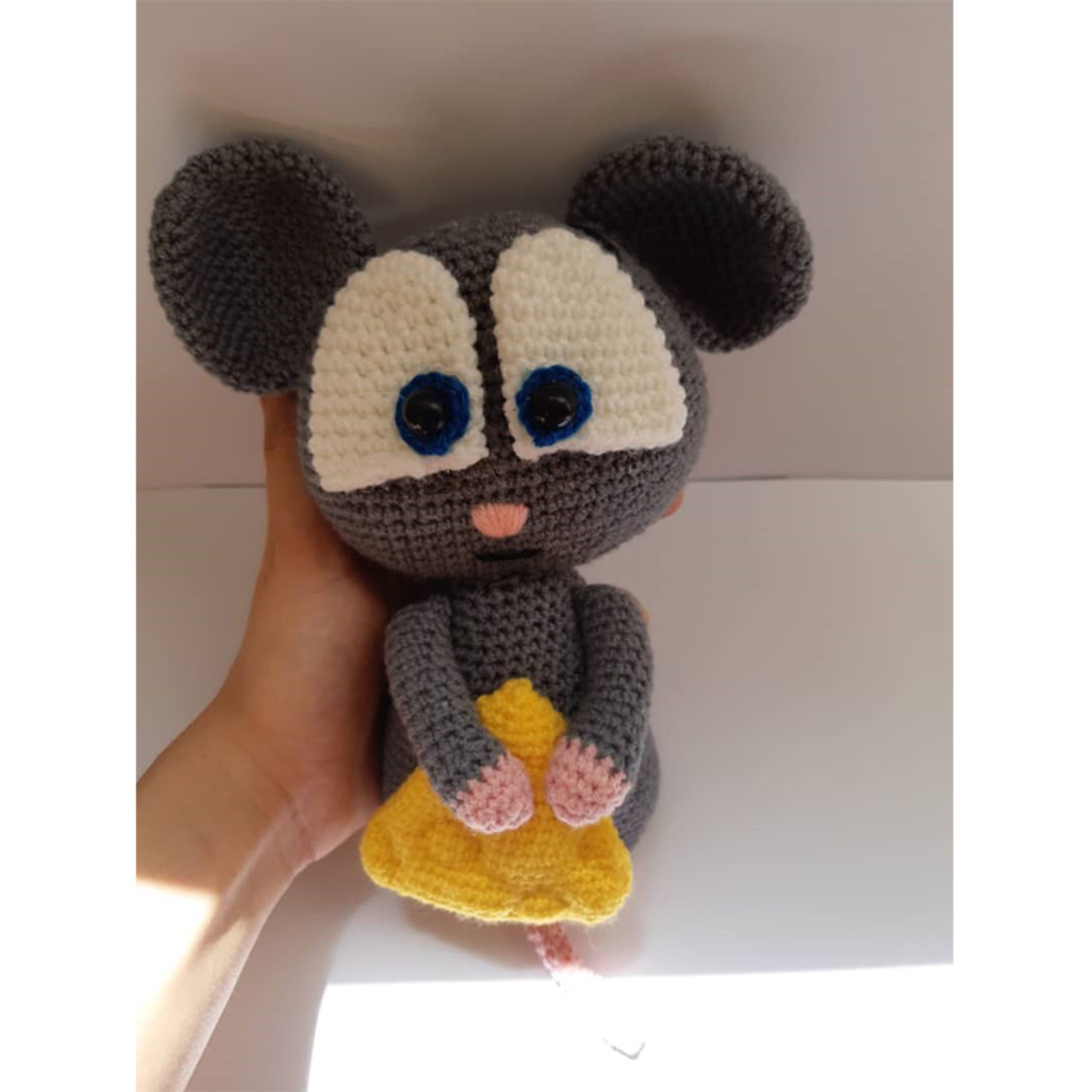 موش چشم گنده ی پنیر به دست