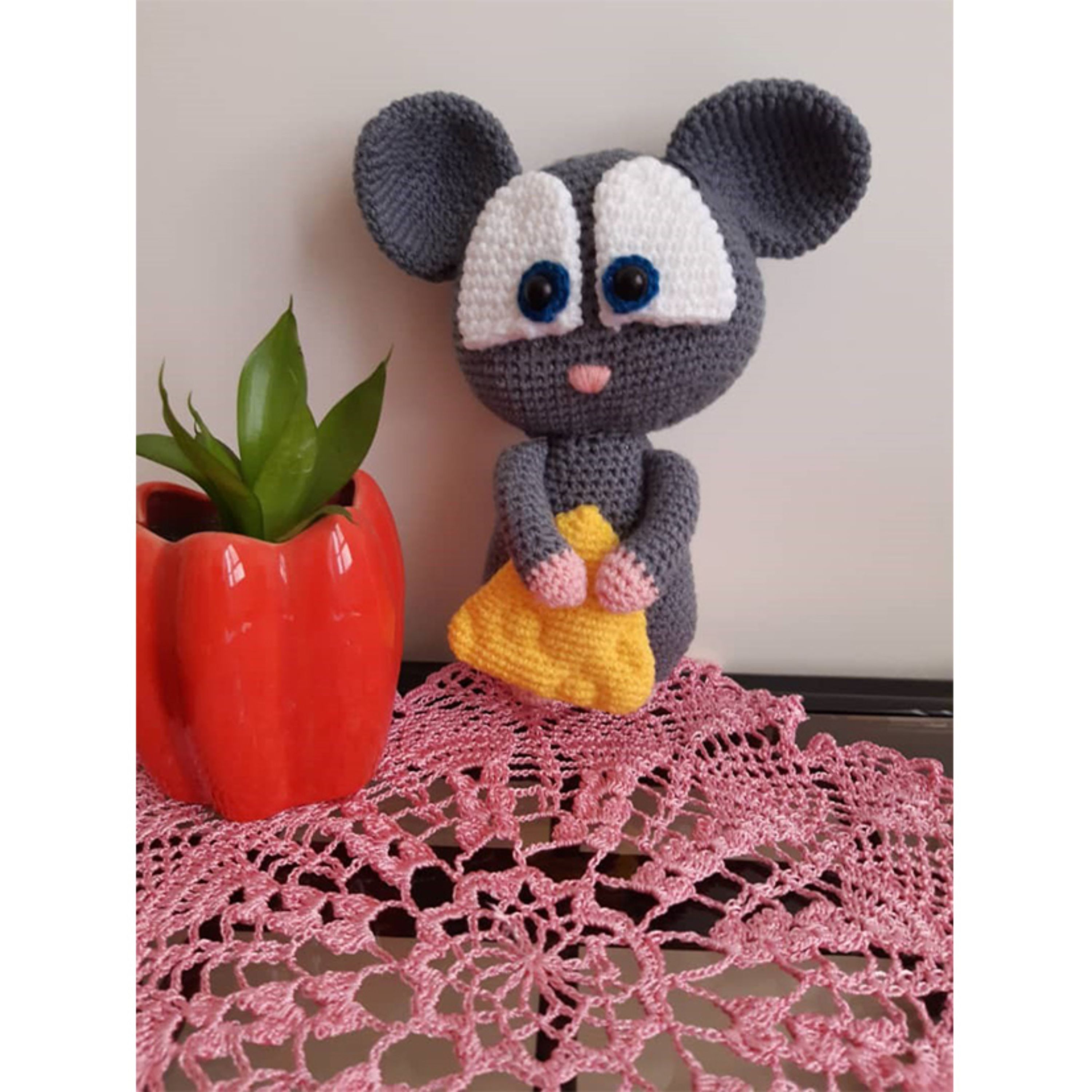 موش چشم گنده ی پنیر به دست