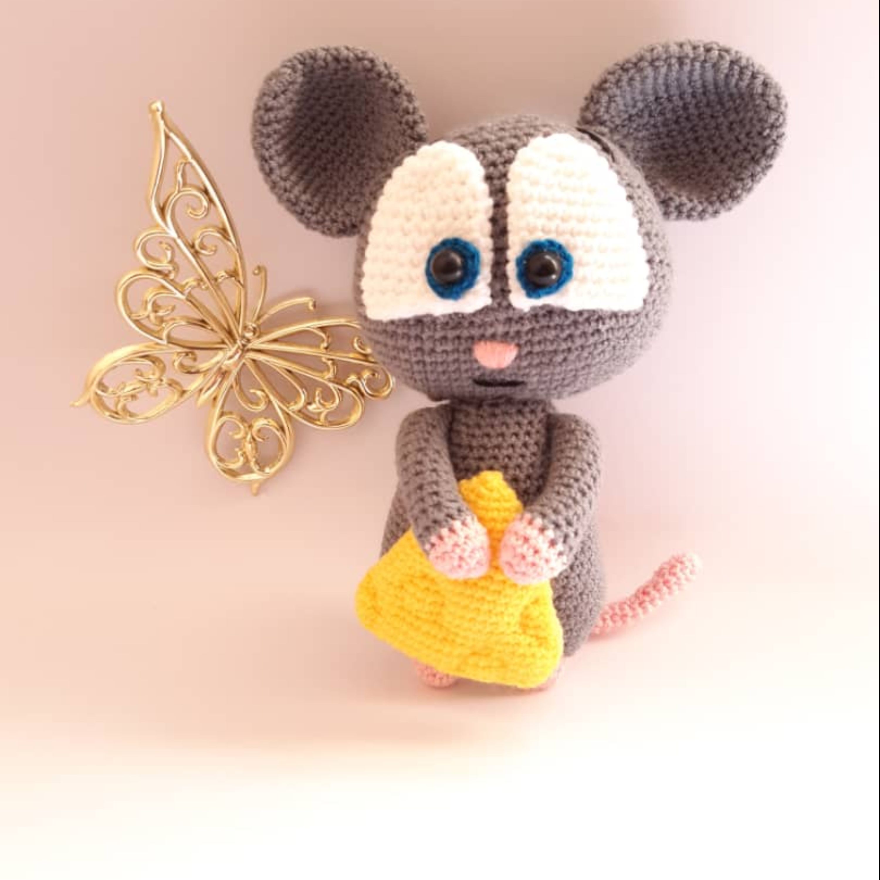 موش چشم گنده ی پنیر به دست