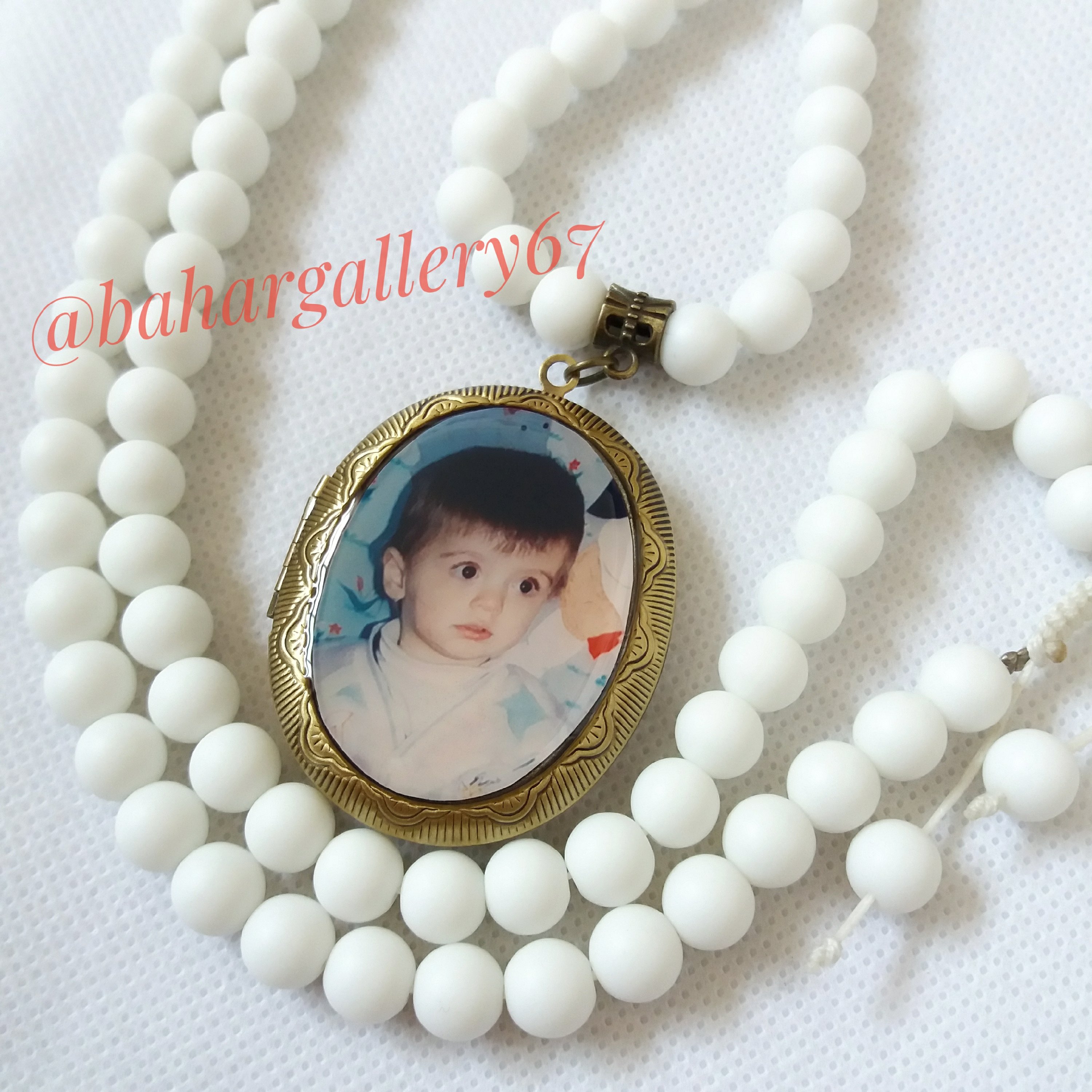 گردنبند قاب عکس با سنگ اونیکس سفید