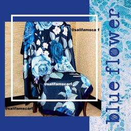 روسری قواره بزرگ نخی چهارفصل  طرح گل رز آبی زمینه تیره  فوق العاده جذاب ابعاد 120