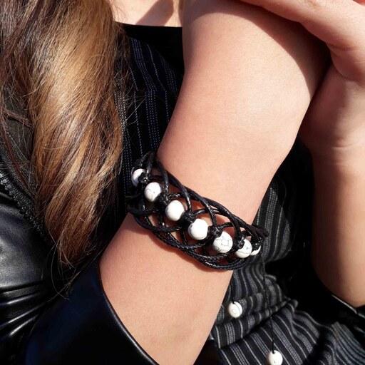 دستبند بافت مشکی با نرخ چرمی و سنگ هائولیت - دستبند برای خانم ها