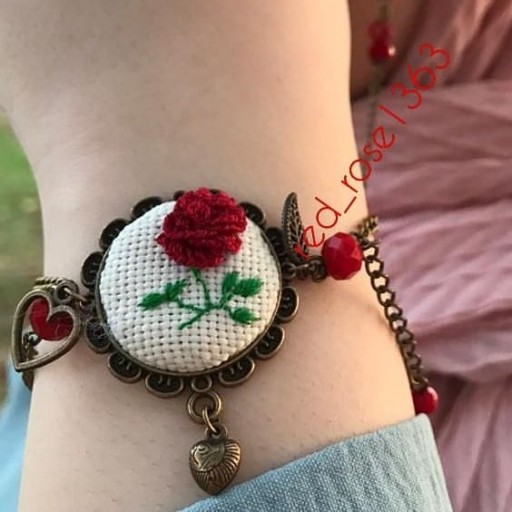 دستبند گلدوزی گل رز قرمز