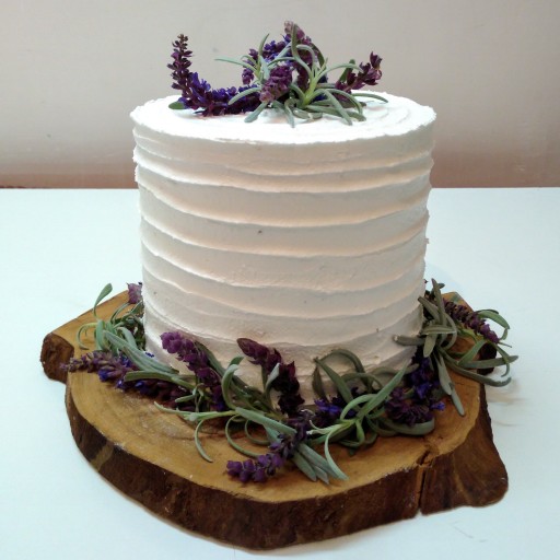 کیک تولد مدرن با گل طبیعی
