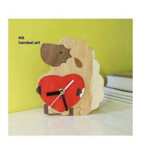 ساعت رومیزی چوبی (طرح گوسفند با قلب قرمز)