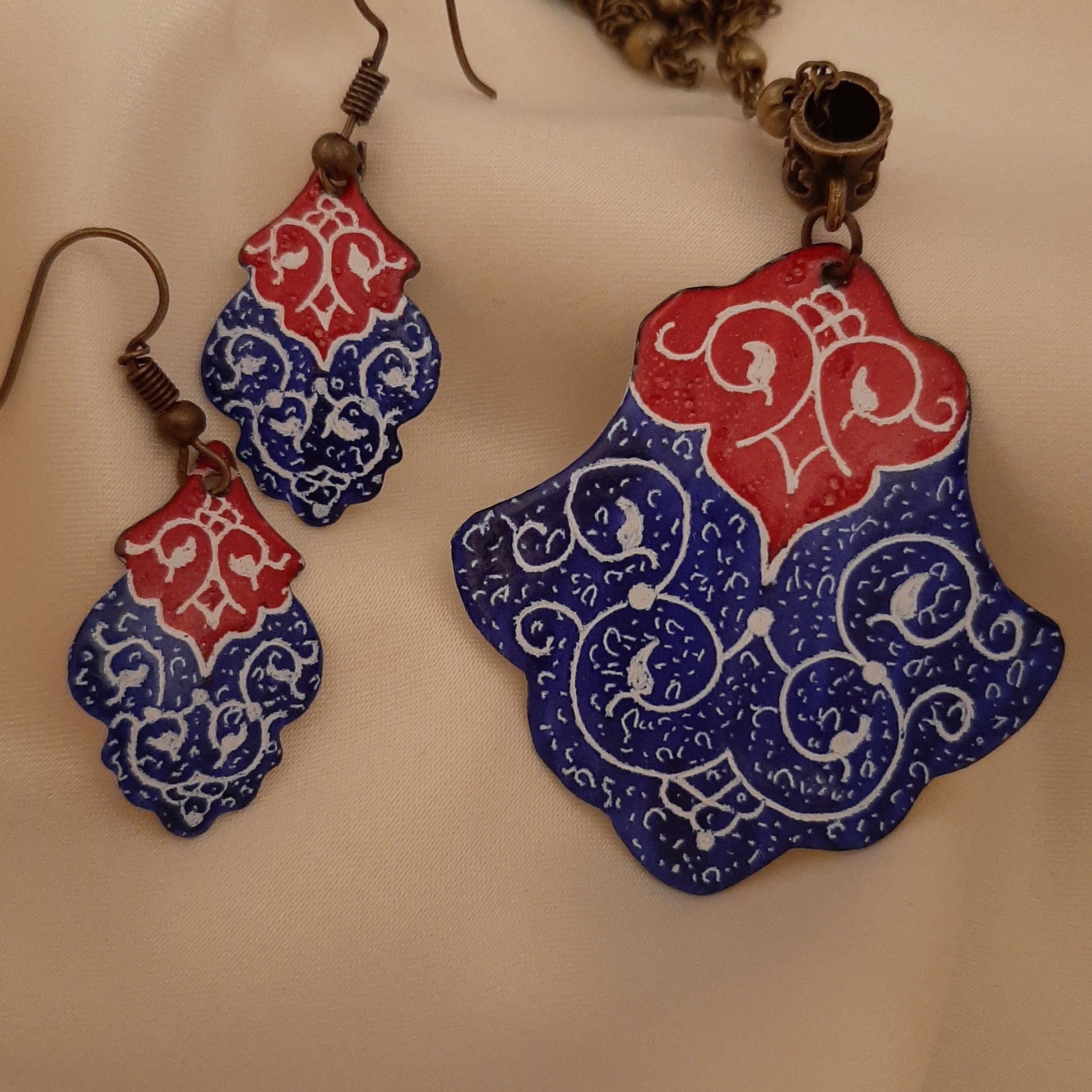 گردنبند و گوشواره سرخابی