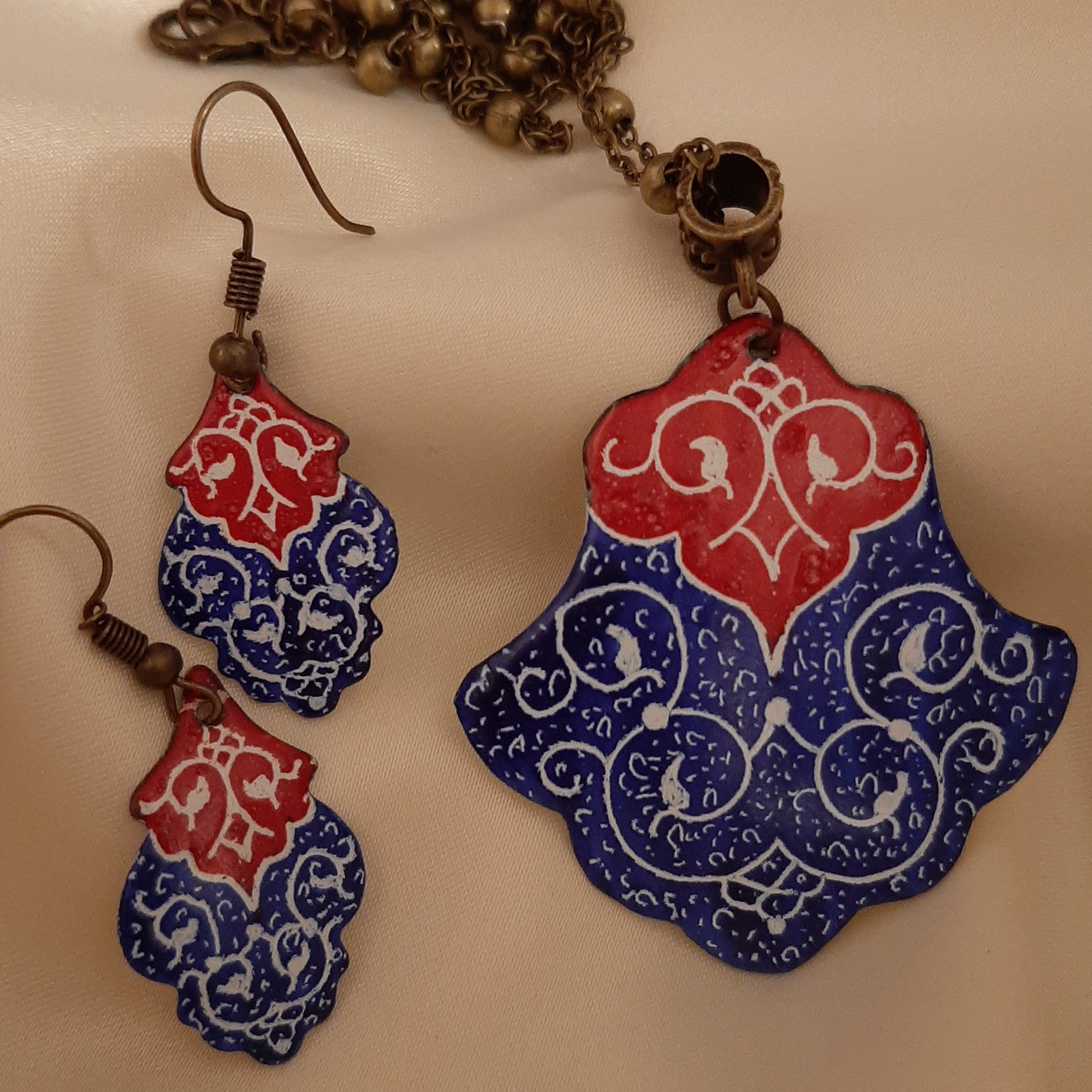 گردنبند و گوشواره سرخابی