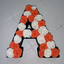 باکس گل حروف انگلیسی حرف A   با گلهای فومی به ابعاد 20×20